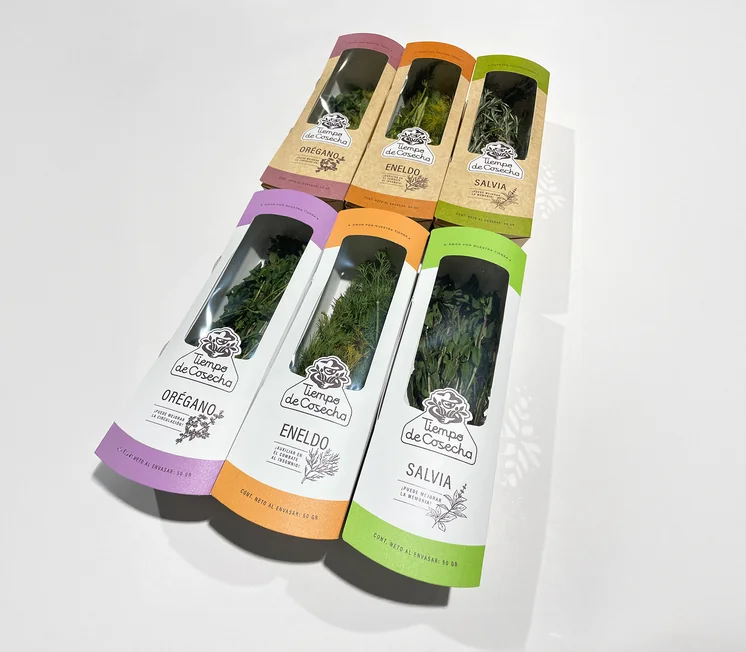 Empaques de Tiempo de Cosecha para orégano, eneldo y salvia, cada uno con su franja de color